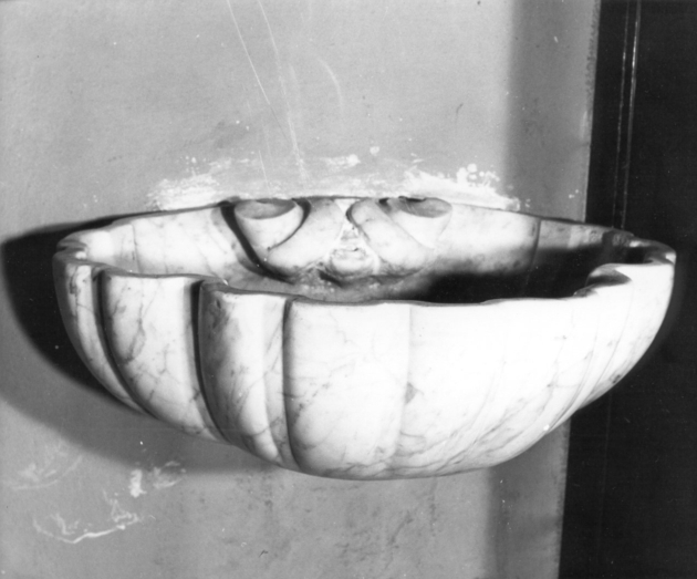 acquasantiera da parete - ambito apuoversiliese (sec. XVIII)