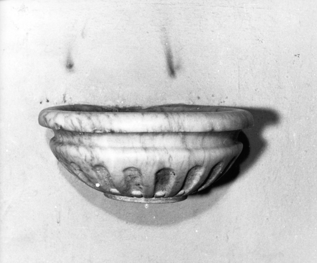 acquasantiera da parete - ambito apuoversiliese (sec. XVIII)