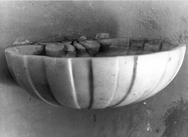 acquasantiera da parete, serie - bottega carrarese (sec. XIX)