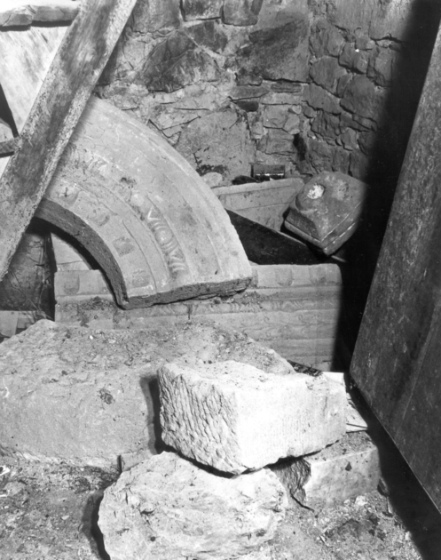 archivolto, frammento - bottega apuana (sec. XVII)