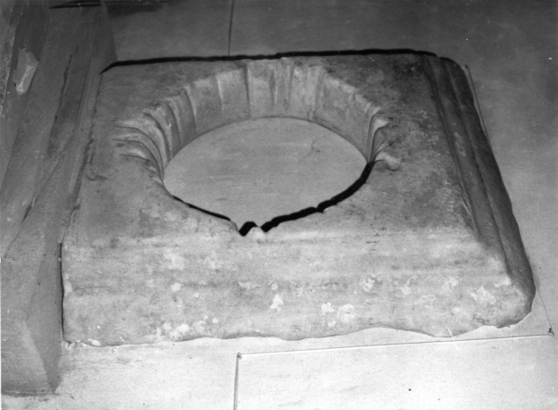 base di colonna, frammento - bottega toscana (secc. I/ II)