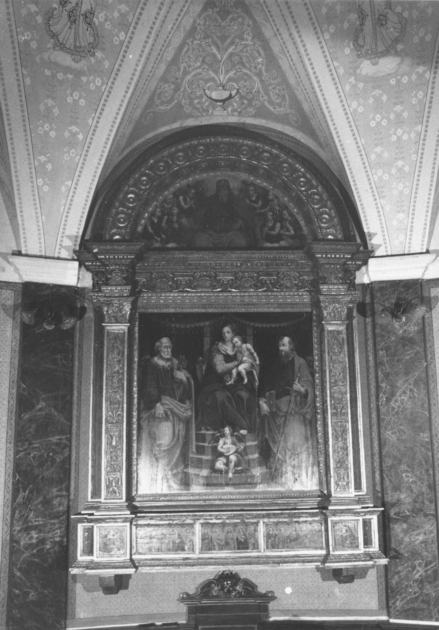 Madonna con Bambino in trono tra San Pietro e San Paolo e angelo musicante (pala d'altare) di Carretta Simone (sec. XVI)