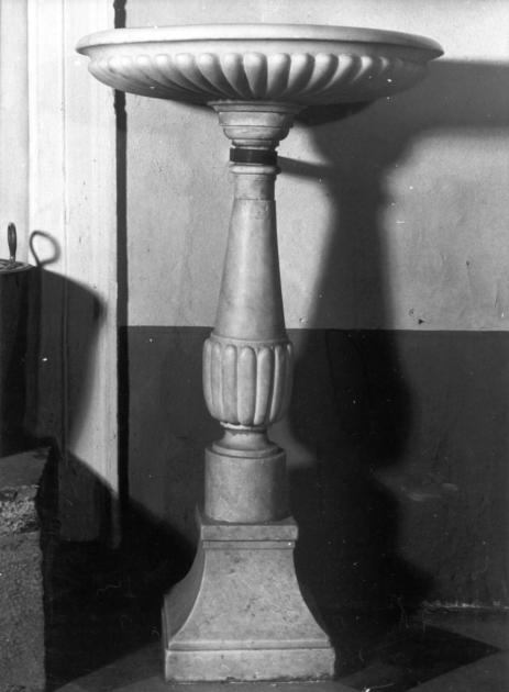 acquasantiera - a fusto - bottega apuana (sec. XIX)