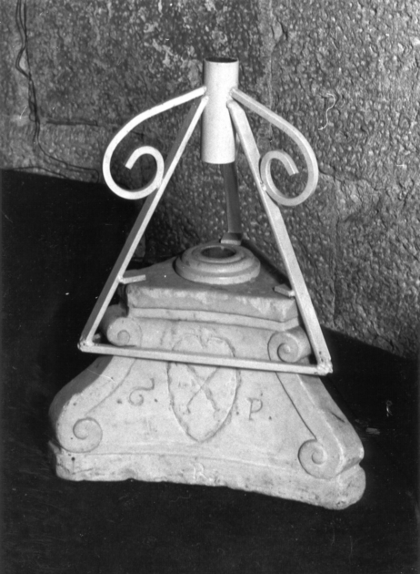 base per il cero pasquale - bottega apuana (sec. XVII)