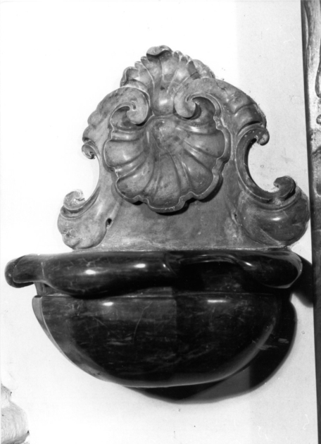 acquasantiera da parete - bottega apuana (sec. XVIII)
