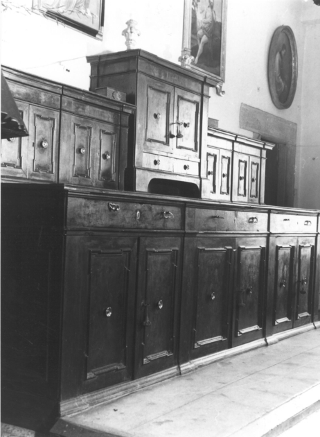 mobile da sacrestia con alzata - bottega lucchese (fine/inizio secc. XVII/ XVIII)