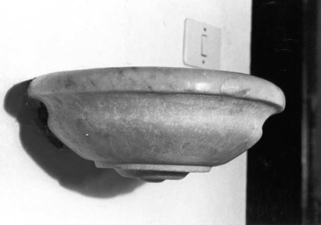 acquasantiera da parete - bottega lucchese (fine/inizio secc. XVII/ XVIII)