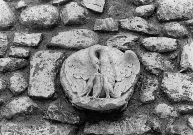 PELLICANO CHE IMBOCCA I PICCOLI NEL NIDO (rilievo) - bottega lucchese (sec. XV)