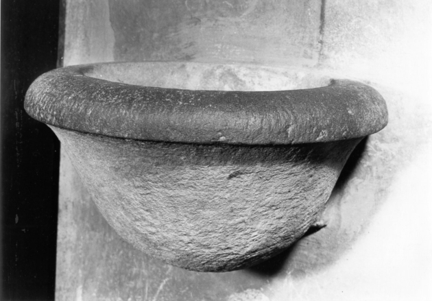 acquasantiera da parete - bottega lucchese (sec. XVII)