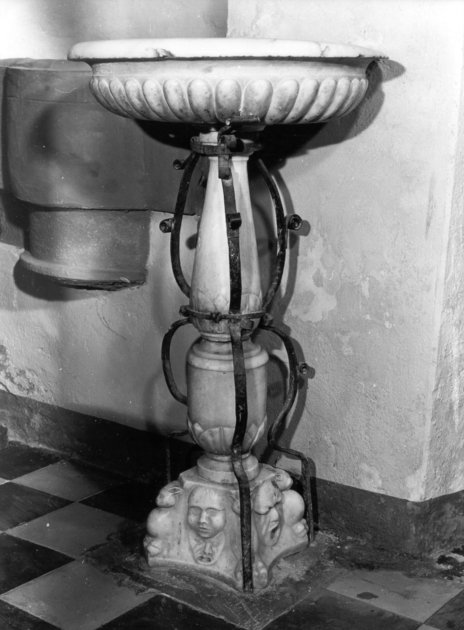 acquasantiera - a fusto - bottega apuana (inizio sec. XVII)