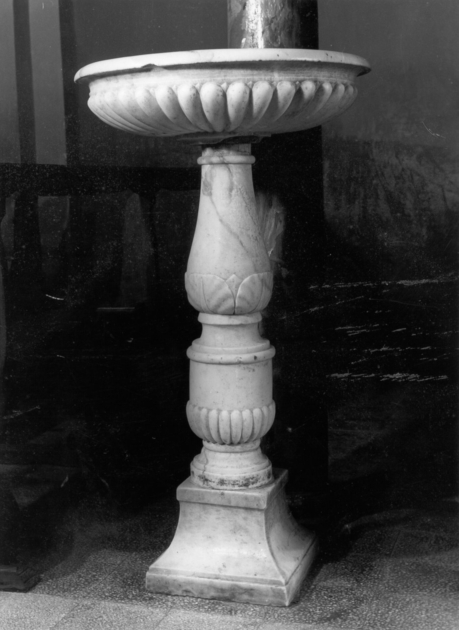 acquasantiera - a fusto - bottega apuana (sec. XVII)