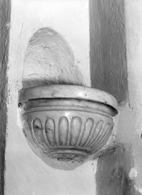 acquasantiera da parete - bottega apuana (sec. XIX)