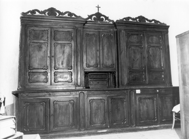 mobile da sacrestia con alzata - ambito lucchese (prima metà sec. XVIII)