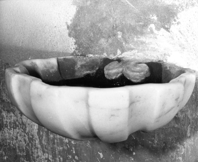 acquasantiera da parete - bottega apuana (sec. XVIII)