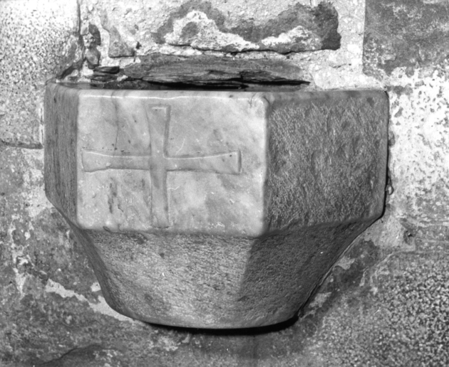 acquasantiera da parete - bottega apuana (sec. XVI)