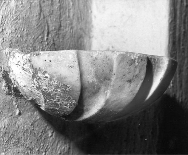 acquasantiera da parete - bottega apuana (sec. XVIII)