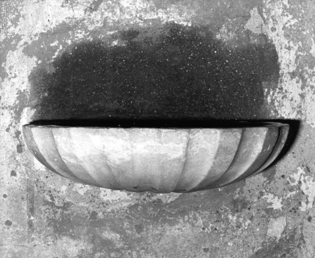 acquasantiera da parete - bottega apuana (sec. XVIII)