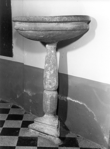 acquasantiera - a fusto - bottega lucchese (secc. XVI/ XVII)