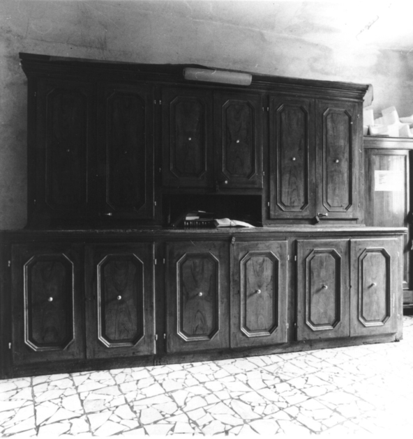 mobile da sacrestia con alzata - bottega versiliese (sec. XVIII)