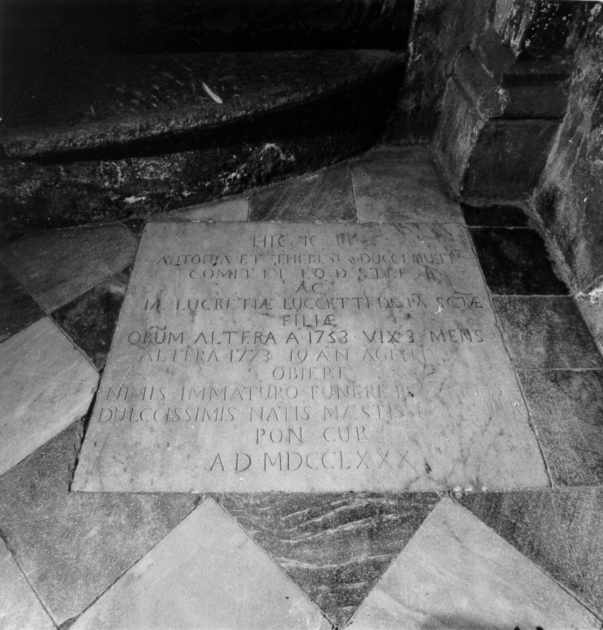 lapide tombale - ambito apuoversiliese (sec. XVIII)