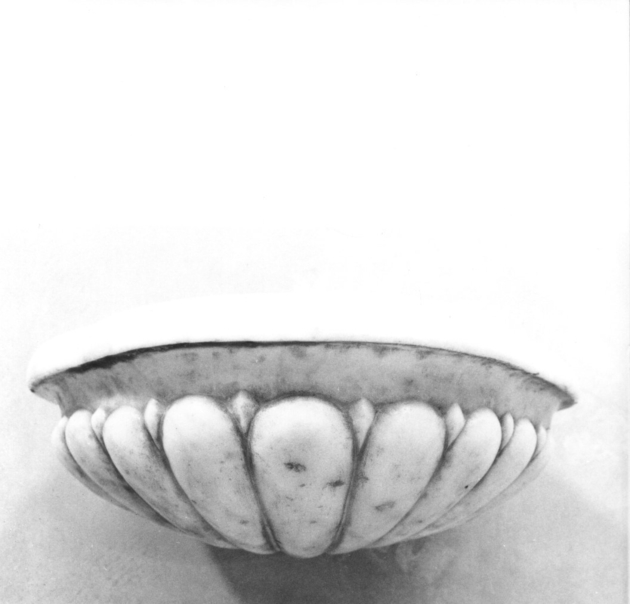 acquasantiera da parete, serie - ambito apuoversiliese (secc. XVI/ XVII)