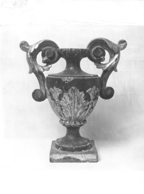 vaso d'altare con composizione floreale - bottega versiliese (sec. XIX)