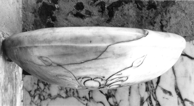 acquasantiera da parete - ambito apuoversiliese (sec. XVII)