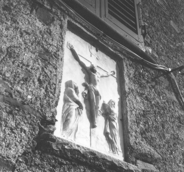 CROCIFISSIONE DI CRISTO CON LA MADONNA E SANTA MARIA MADDALENA (rilievo) - ambito apuoversiliese (sec. XIX)