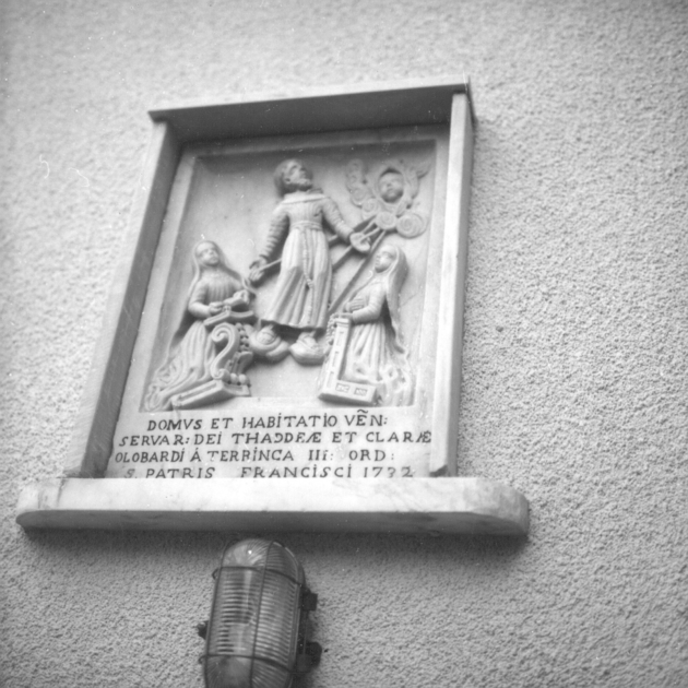 San Francesco d'Assisi, Santa Taddea e Santa Chiara (rilievo) - ambito apuoversiliese (sec. XVIII)