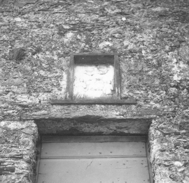 MADONNA E DUE DEVOTI (rilievo) - ambito apuoversiliese (sec. XVIII)