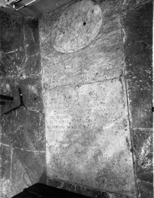 lapide tombale - ambito apuoversiliese (sec. XVIII)