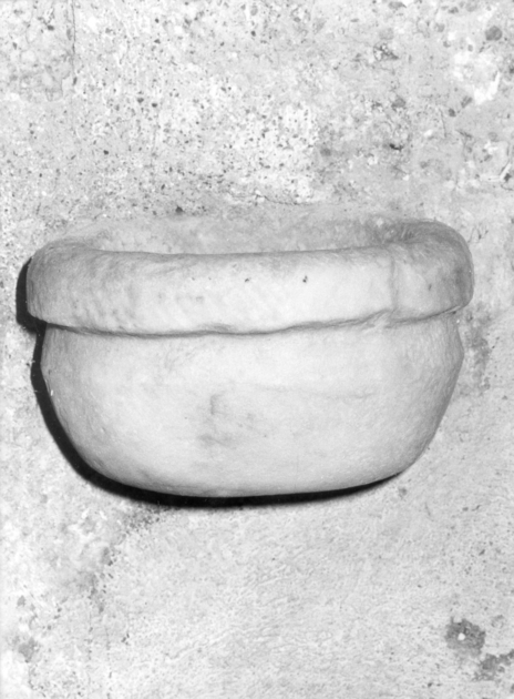 acquasantiera da parete - ambito apuoversiliese (prima metà sec. XVII)