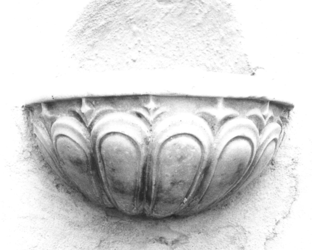 acquasantiera da parete - ambito lucchese (sec. XVII)