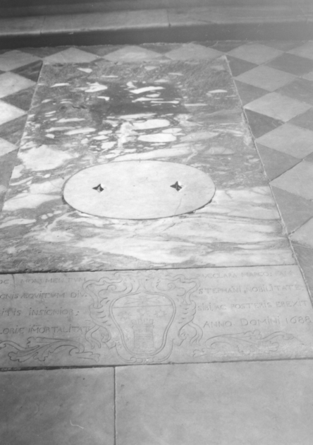 lastra tombale - ambito versiliese (sec. XVII)