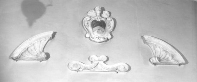 cornice architettonica, frammento - ambito versiliese (fine/inizio secc. XVII/ XVIII)