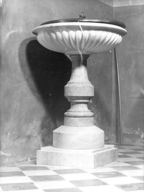 acquasantiera - a fusto - ambito apuoversiliese (secc. XVI/ XVII)