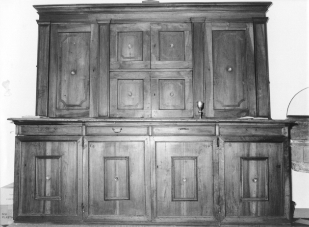 mobile da sacrestia con alzata - bottega lucchese (seconda metà sec. XVIII)