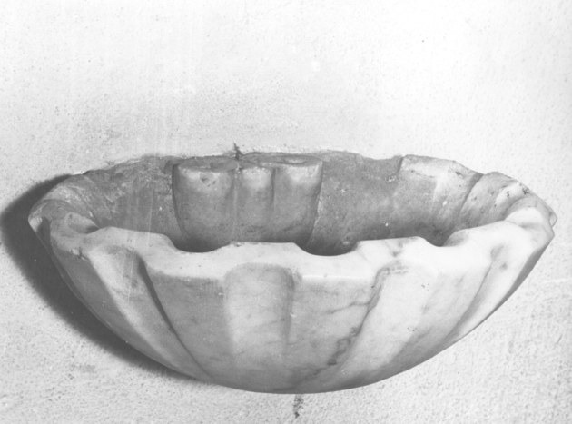 acquasantiera da parete - bottega apuana (sec. XVIII)
