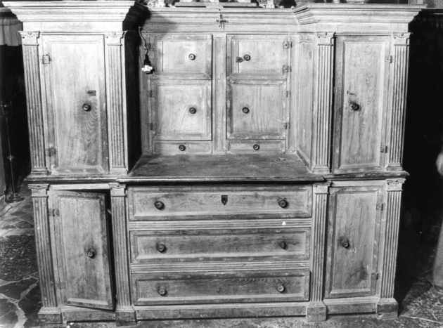 mobile da sacrestia con alzata - ambito garfagnino (sec. XVIII)