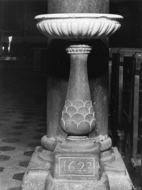 acquasantiera - a fusto - ambito apuano (sec. XVII)