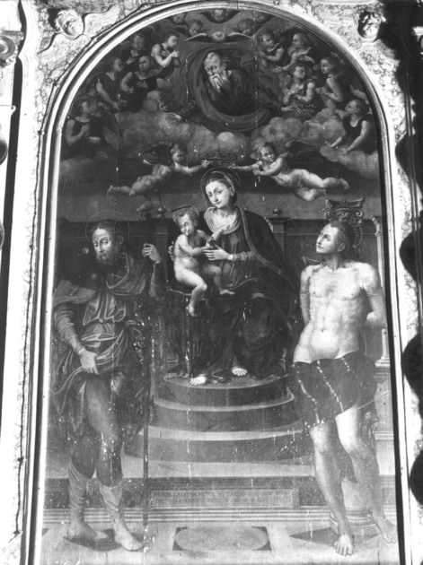 Madonna con Bambino e angeli tra San Sebastiano e San Rocco (dipinto) di Carretta Simone (sec. XVI)