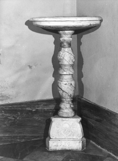 acquasantiera - a fusto - ambito apuoversiliese (sec. XVI)