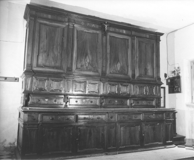 mobile da sacrestia con alzata - ambito garfagnino (sec. XVIII)