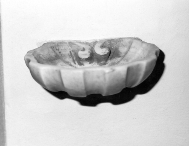 acquasantiera da parete - bottega lucchese (sec. XVIII)