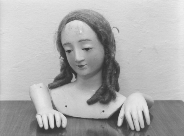 testa femminile (statuetta devozionale, frammento) - bottega italiana (fine/inizio secc. XVIII/ XIX)