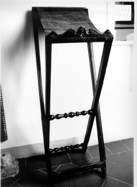 leggio pieghevole - bottega versiliese (fine/inizio secc. XVII/ XVIII)