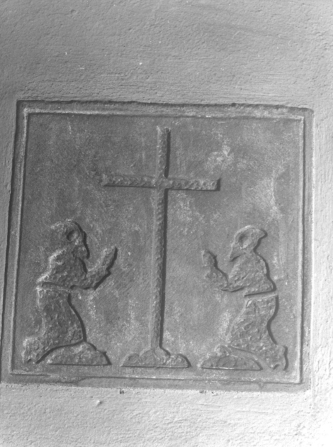 DUE CONFRATELLI INCAPPUCCIATI AI LATI DELLA CROCE (formella) - ambito garfagnino (sec. XVIII)