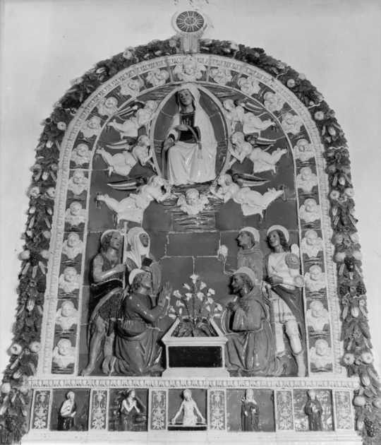 ASSUNZIONE DELLA MADONNA CON SAN GIOVANNI EVANGELISTA, SAN GIOVANNI BATTISTA, SANTA CATERINA (?), SAN BERNARDINO, SAN MICHELE E SAN FRANCESCO (pala d'altare) di Della Robbia Giovanni Antonio (scuola) (sec. XVI)