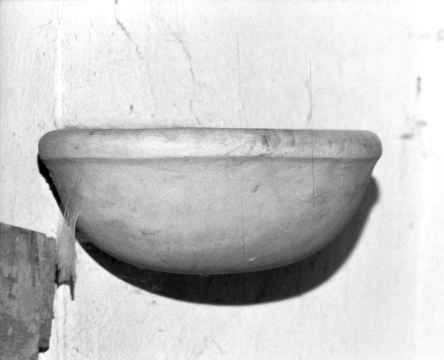 acquasantiera da parete - ambito apuoversiliese (sec. XVIII)