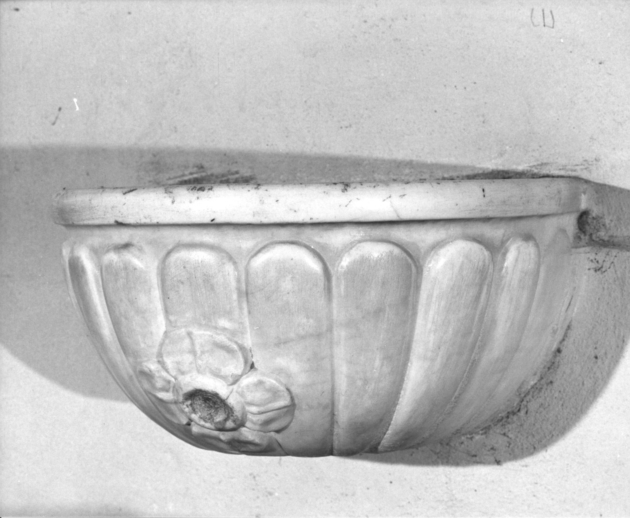 acquasantiera da parete - ambito apuoversiliese (sec. XVII)